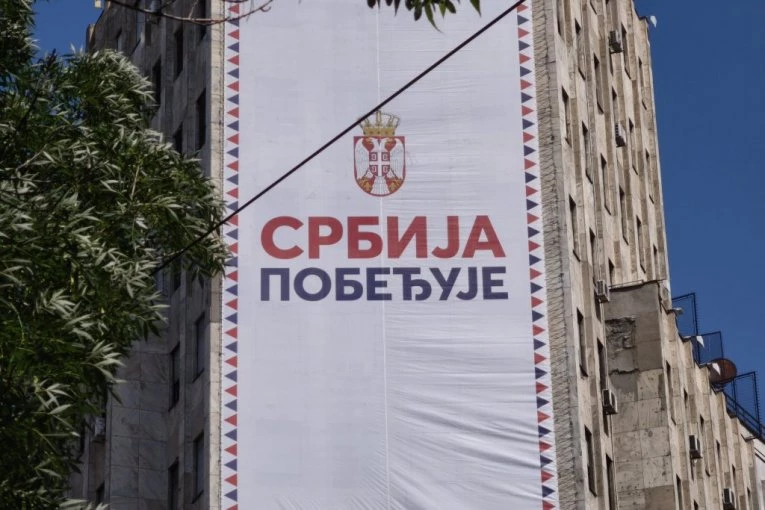 UKLONJEN BANER "SRBIJA POBEĐUJE" SA PALATE ALBANIJA! Blokaderi se odmah razišli, Vučić je imao PORUKU ZA SVE!