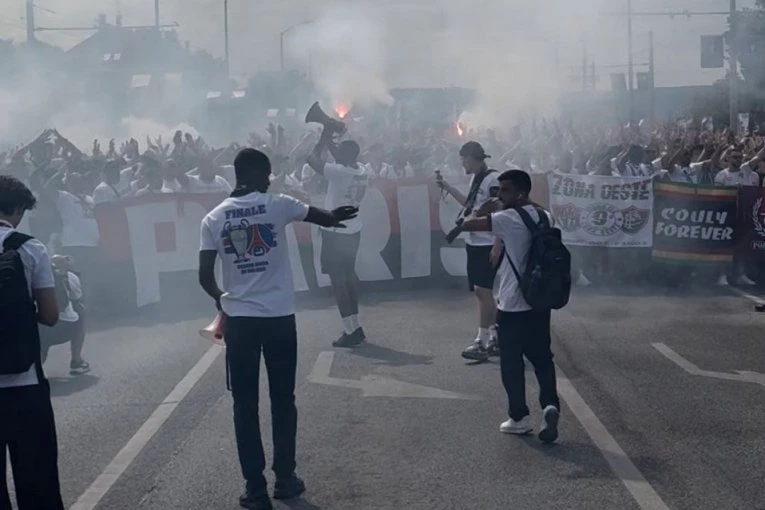 "SVECI" MARŠIRAJU BUDIMPEŠTOM: Pogledajte korteo navijača PSŽ pred finale Lige šampiona (FOTO, VIDEO)