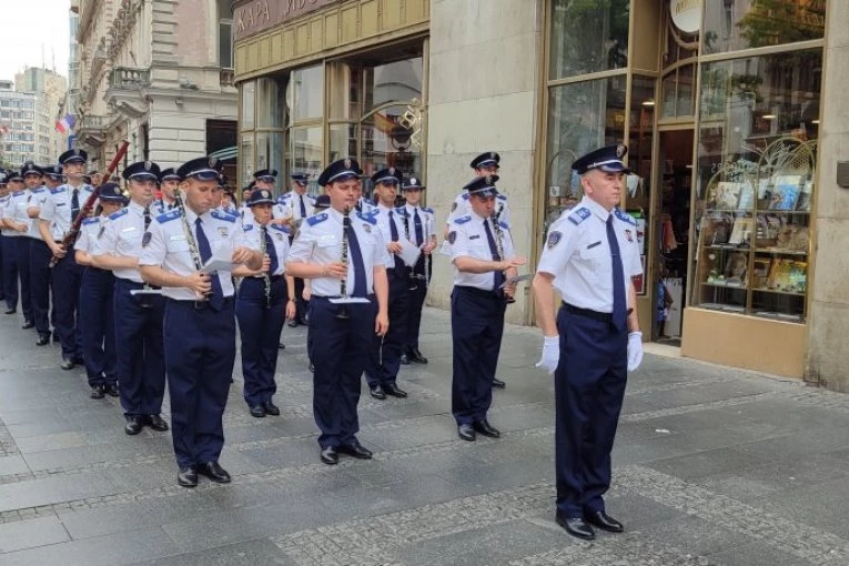SVEČANOST U PRISUSTVU KONJANIKA I ORKESTRA: Defile povodom Dana MUP i policije oduševio Beograđane (FOTO, VIDEO)
