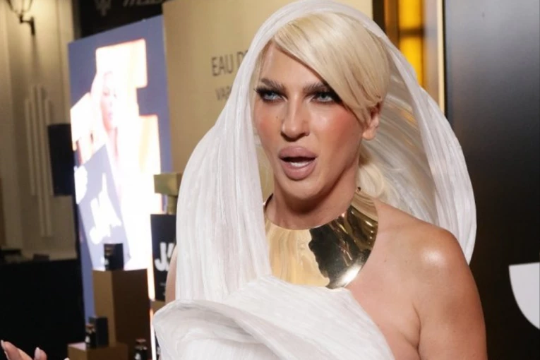 JELENA KARLEUŠA BLJUJE VATRU! Udarila nikad jače: "Snobizam u telima utripovanih luzera"