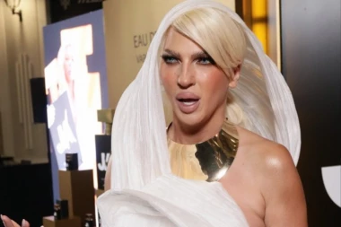JELENA KARLEUŠA BLJUJE VATRU! Udarila nikad jače: "Snobizam u telima utripovanih luzera"