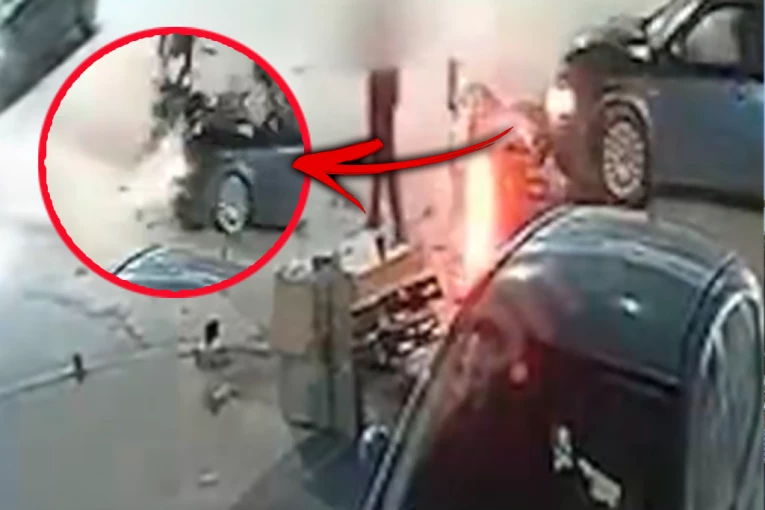 (UZNEMIRUJUĆI SNIMAK) POGINUO MOTOCIKLISTA U CENTRU GRADA! Zakucao se u punoj brzini u automobil!