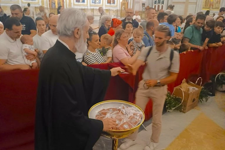 RADOSNA VEST ZA SVE KOJI ČEKAJU DA SE POKLONE POJASU PRESVETE BOGORODICE: Sa Svete gore stigla nova količina osveštanih trakica (VIDEO)
