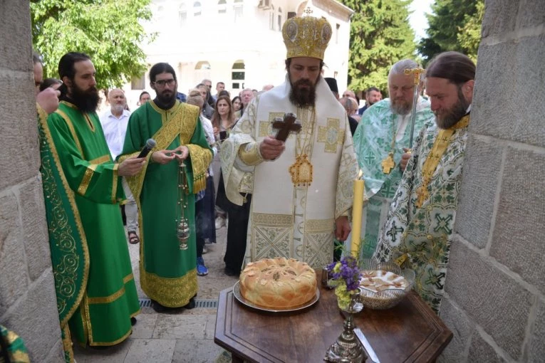KAD SE NEBO SPUSTI NA OSTROG: Hramovna slava okupila vernike u velikoj svetinji