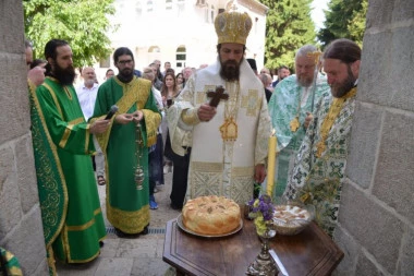 KAD SE NEBO SPUSTI NA OSTROG: Hramovna slava okupila vernike u velikoj svetinji
