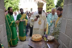 KAD SE NEBO SPUSTI NA OSTROG: Hramovna slava okupila vernike u velikoj svetinji