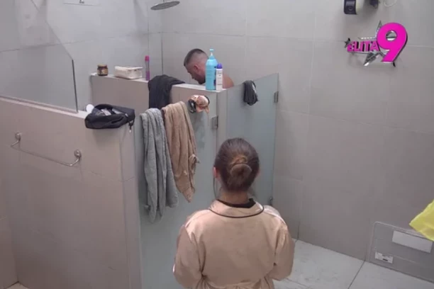 PUČE BRUKA NA ROĐENDAN VELIKOG ŠEFA: Mina pred punim kupatilom zadovoljila Viktora! (VIDEO)