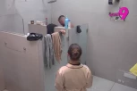 PUČE BRUKA NA ROĐENDAN VELIKOG ŠEFA: Mina pred punim kupatilom zadovoljila Viktora! (VIDEO)