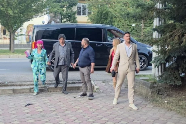 HAOS U RUMUNIJI ZBOG ZORICE BRUNCLIK: Pevačica prvi put na bini nakon BOLESTI, nastao kolaps! (VIDEO)