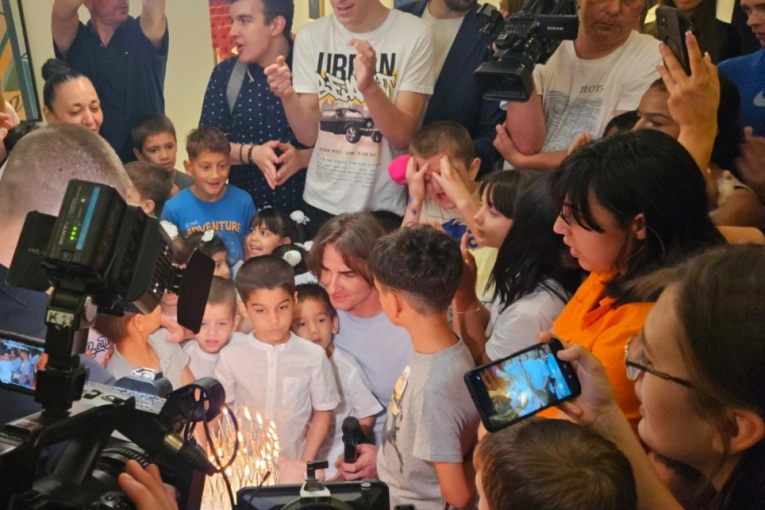Željko Mitrović I OVE GODINE svoj rođendan pretvorio u praznik za najmlađe: Stotine paketića stiglo u Teatar Odeon, njegovim klincima iz Zvečanske!