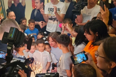 Željko Mitrović I OVE GODINE svoj rođendan pretvorio u praznik za najmlađe: Stotine paketića stiglo u Teatar Odeon, njegovim klincima iz Zvečanske!