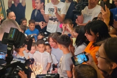 Željko Mitrović I OVE GODINE svoj rođendan pretvorio u praznik za najmlađe: Stotine paketića stiglo u Teatar Odeon, njegovim klincima iz Zvečanske!