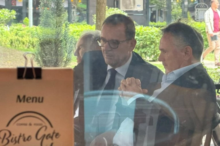PAPARAZZO: Evo s kim sedi Mijat u restoranu pola sata pre skupštine Partizana (FOTO, VIDEO)