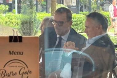 PAPARAZZO: Evo s kim sedi Mijat u restoranu pola sata pre skupštine Partizana (FOTO, VIDEO)