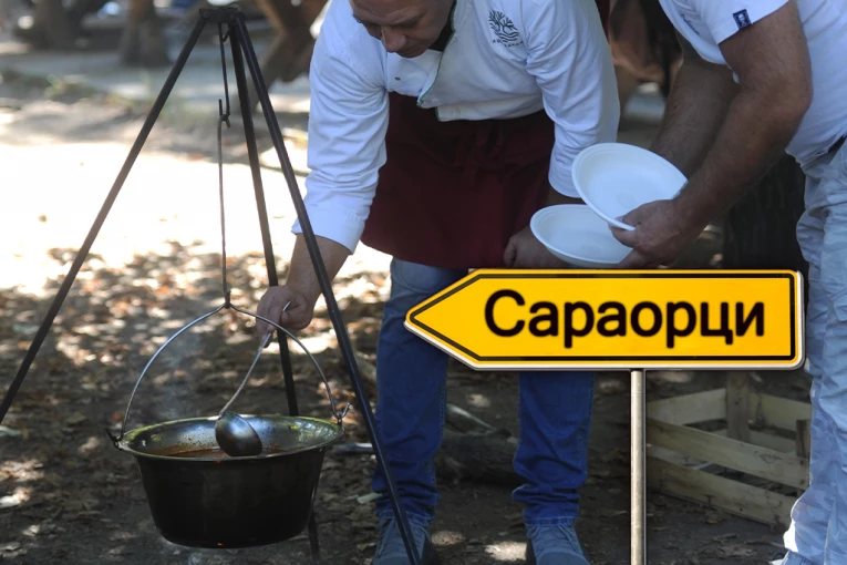 Saraorci spremni za rekordnu Memorijalnu gulašijadu: 43 kotlića, međunarodne ekipe i celodnevni program - najbolji gulaš bira Hadži Saša Mišić! (VIDEO)