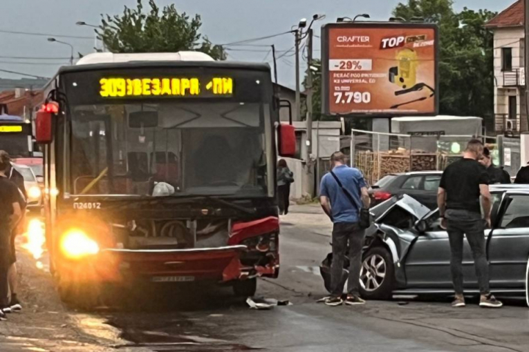 ТЕЖКАЯ АВАРИЯ НА СМЕДЕРЕВСКОМ ШОССЕ! Столкнулись автобус и автомобиль! (ФОТО)