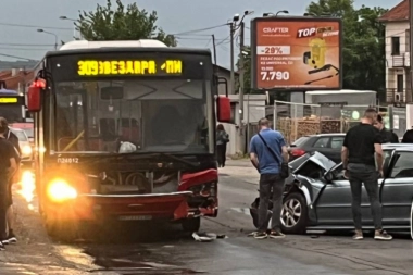 TEŠKA NESREĆA NA SMEDEREVSKOM PUTU! Sudarili se autobus i automobil! (FOTO)
