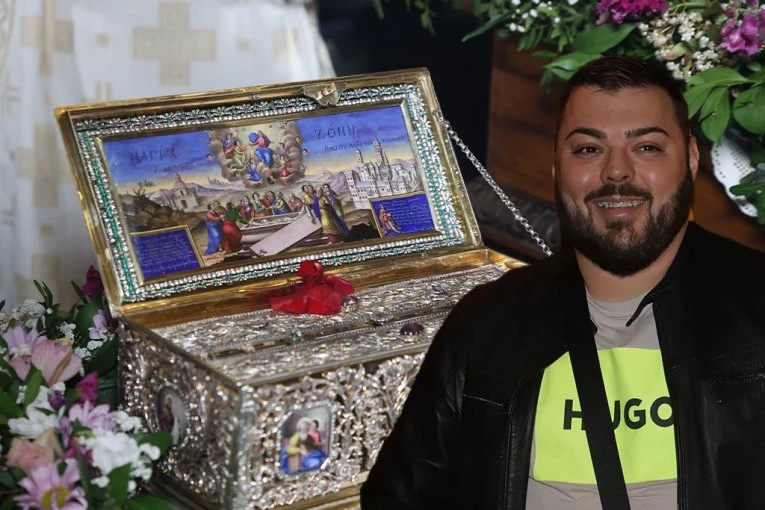 POSLE PSIHIJATRIJE CELIVAO POJAS PRESVETE BOGORODICE: Sloba Vasić potražio spas u Hramu Svetog Save! (GALERIJA)