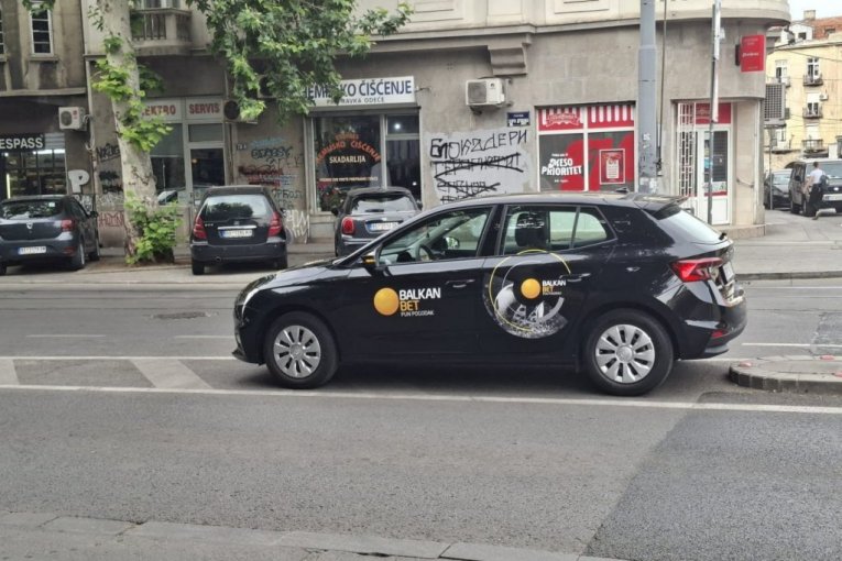 Bahato parkiranje službenog vozila