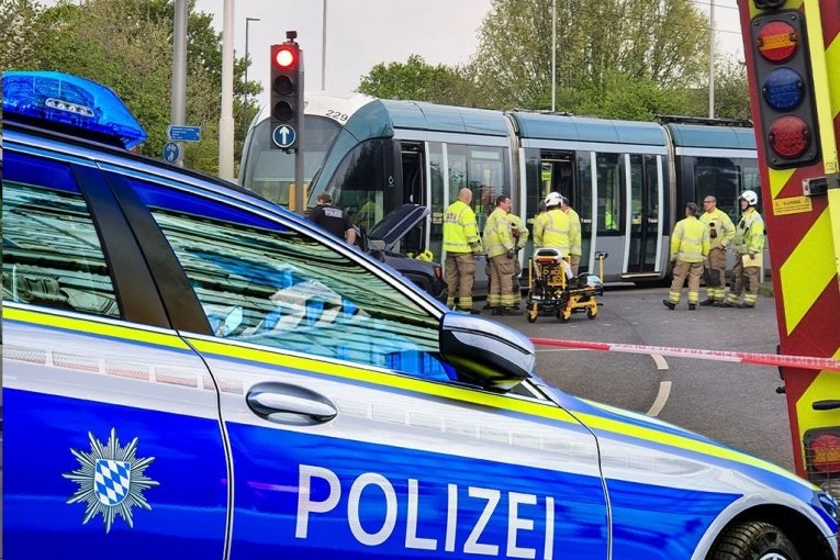 HOROR NA ŠINAMA! Tramvaj se PREPOLOVIO u STRAVIČNOJ nesreći, desetine povređenih! (FOTO, VIDEO)