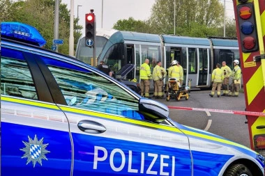 HOROR NA ŠINAMA! Tramvaj se PREPOLOVIO u STRAVIČNOJ nesreći, desetine povređenih! (FOTO, VIDEO)
