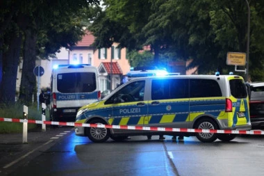 PREGOVARAČKI TIM NA LICU MESTA, SPECIJALCI OPKOLILI STAN! Prve slike drame u Dortmundu - Srbin drži malu decu kao taoce i puca na policiju! (FOTO)