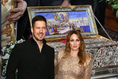 NOGE SU PRAZNE, ALI JE DUŠA PUNA: Bojana i Nikola Rokvić celivali Pojas Presvete Bogorodice (FOTO)