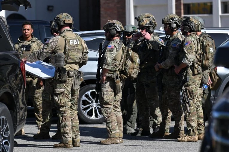 DRAMA U BANCI, TAOCI I DALJE ZAROBLJENI! Muškarac OSLOBODIO dvoje ljudi, pregovori sa otmičarem još U TOKU! (FOTO, VIDEO)