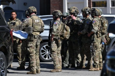 DRAMA U BANCI, TAOCI I DALJE ZAROBLJENI! Muškarac OSLOBODIO dvoje ljudi, pregovori sa otmičarem još U TOKU! (FOTO, VIDEO)