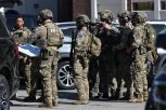 DRAMA U BANCI, TAOCI I DALJE ZAROBLJENI! Muškarac OSLOBODIO dvoje ljudi, pregovori sa otmičarem još U TOKU! (FOTO, VIDEO)