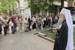 “PRESVETA BOGORODICE, SPASI NAS!”: Patrijarh blagoslovio vernike koji u redovima čekaju ispred Hrama Svetog Save da se poklone svetinji