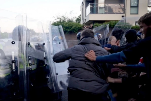 ULICE GORELE U NEREDIMA! Demonstranti i policija u ŽESTOKOM okršaju nakon brutalnog ubistva tinejdžera! (FOTO, VIDEO)