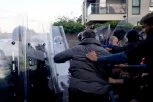 ULICE GORELE U NEREDIMA! Demonstranti i policija u ŽESTOKOM okršaju nakon brutalnog ubistva tinejdžera! (FOTO, VIDEO)