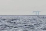 KAKVE SU OVO SPODOBE KOJE LEBDE IZNAD MORA? Putnici na pučini snimili jezive scene, a onda je usledio preokret