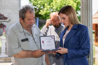 EMOTIVAN MOMENAT ZA SVE: Đurđević Stamenkovski uručila Boračku spomenicu porodici poginulog borca Slaviše Đorđevića