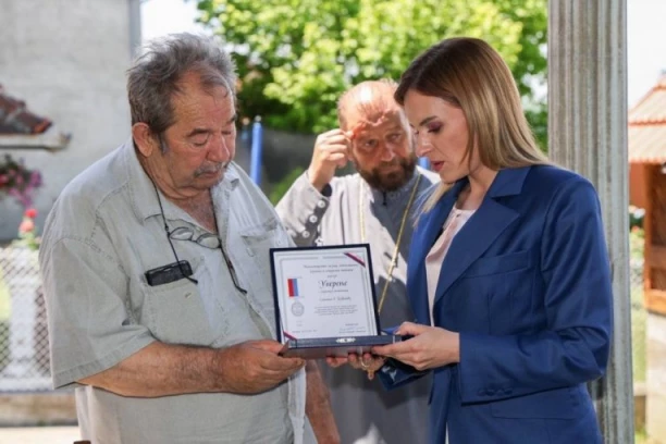 EMOTIVAN MOMENAT ZA SVE: Đurđević Stamenkovski uručila Boračku spomenicu porodici poginulog borca Slaviše Đorđevića