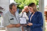 EMOTIVAN MOMENAT ZA SVE: Đurđević Stamenkovski uručila Boračku spomenicu porodici poginulog borca Slaviše Đorđevića