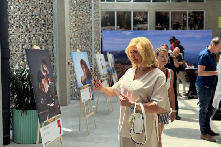 Suzana Mančić na Izložbi "Trenuci za pamćenje" autora Branka Starčevića za Državnu lutriju Srbije u Ložionici