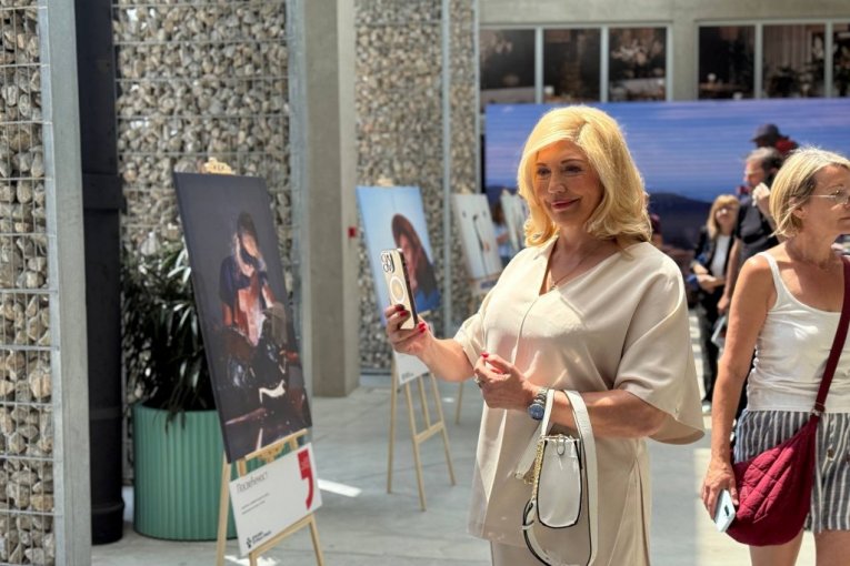Suzana Mančić na Izložbi "Trenuci za pamćenje" autora Branka Starčevića za Državnu lutriju Srbije u Ložionici