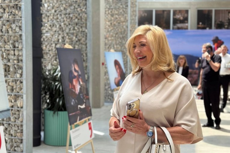 Suzana Mančić na Izložbi "Trenuci za pamćenje" autora Branka Starčevića za Državnu lutriju Srbije u Ložionici