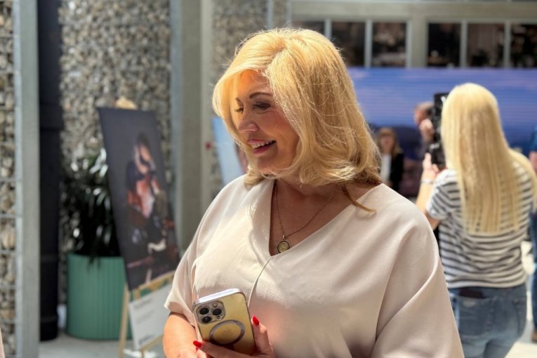 Suzana Mančić na Izložbi "Trenuci za pamćenje" autora Branka Starčevića za Državnu lutriju Srbije u Ložionici
