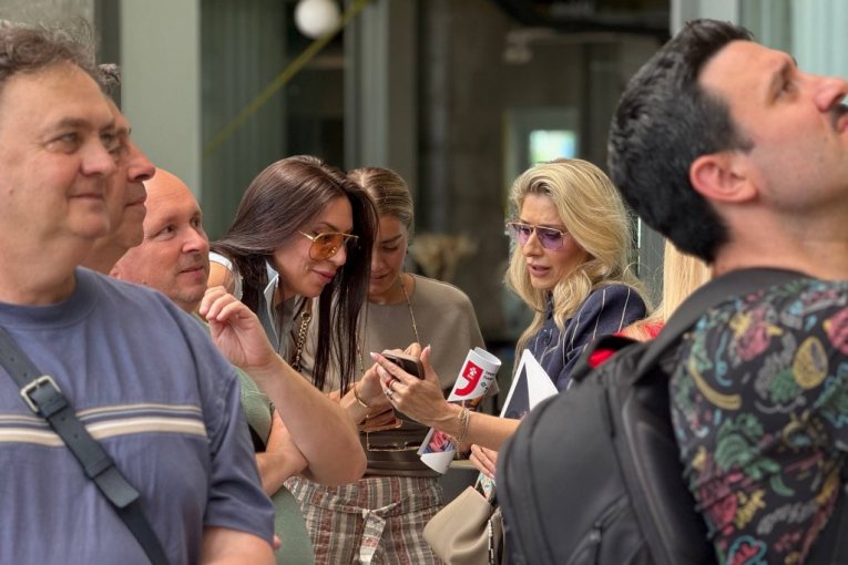 Kristina Radenković i Tara Ristić na Izložbi "Trenuci za pamćenje" autora Branka Starčevića za Državnu lutriju Srbije u Ložionici
