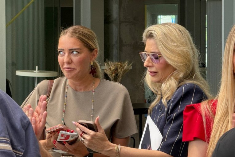 Kristina Radenković i Tara Ristić na Izložbi "Trenuci za pamćenje" autora Branka Starčevića za Državnu lutriju Srbije u Ložionici