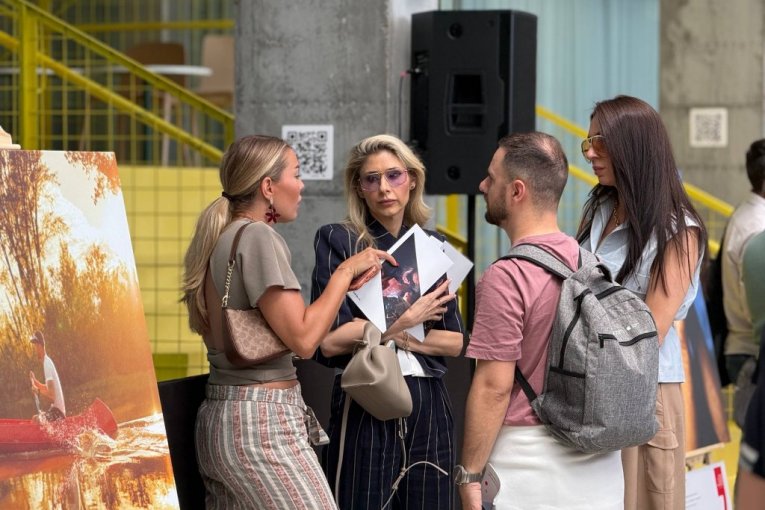 Kristina Radenković, Tara Ristić i Nenad Milošević na Izložbi "Trenuci za pamćenje" autora Branka Starčevića za Državnu lutriju Srbije u Ložionici