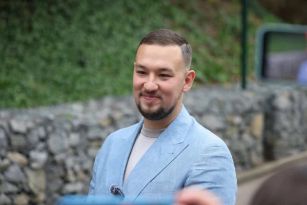 "PONEO ME JE NOVAC, SVAKO PROĐE KROZ TO!" Uroš Živković ogolio dušu o SKANDALIMA na početku karijere: Udario mu je uspeh u glavu, a evo KO GA JE SPASIO!