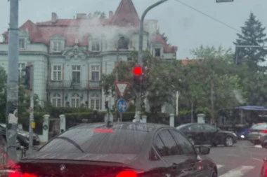 PRVE SLIKE POŽARA U AMBASADI PAKISTANA! Vatra kulja kroz prozore, crni dim prekrio Dedinje! (FOTO, VIDEO)