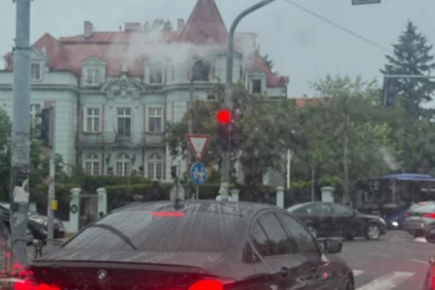 PRVE SLIKE POŽARA U AMBASADI PAKISTANA! Vatra kulja kroz prozore, crni dim prekrio Dedinje! (FOTO, VIDEO)