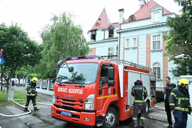 Республика / Фото Галерея / Пожар в посольстве Пакистана на Дединье