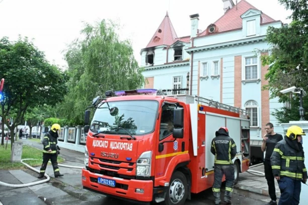 PRVE SLIKE POŽARA U AMBASADI PAKISTANA! Vatra kulja kroz prozore, crni dim prekrio Dedinje! (FOTO, VIDEO)