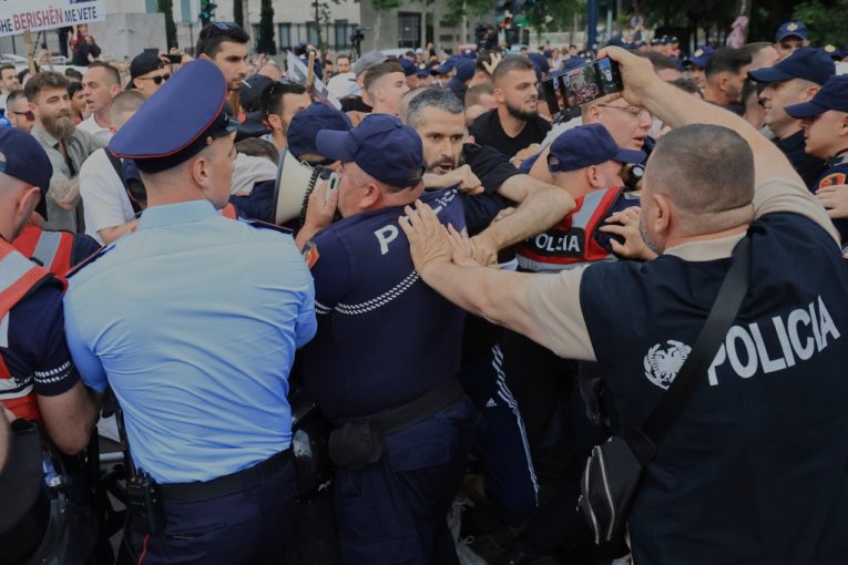 BESNI GRAĐANI RUŠE SVE PRED SOBOM! Haos na jugu zemlje, marš i protesti protiv TRAMPOVOG ZETA! (VIDEO)